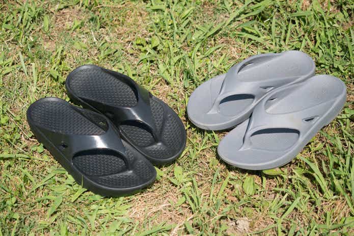 ウーフォスとワークマンのトングタイプサンダル