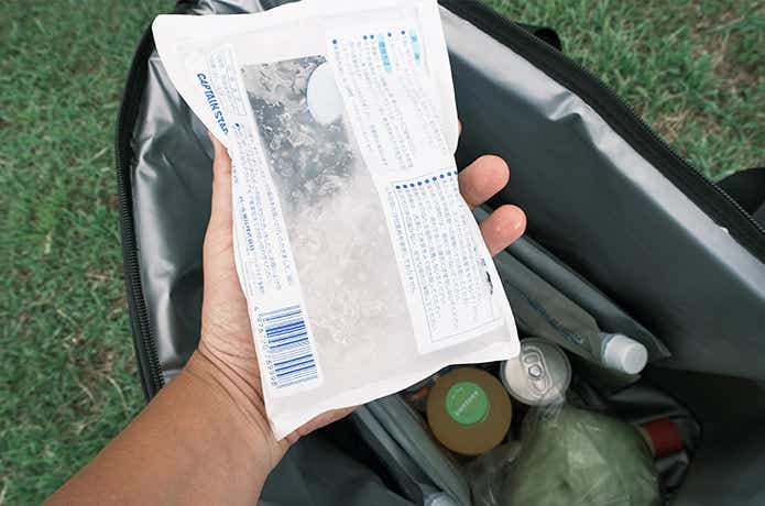 手に持った保冷剤