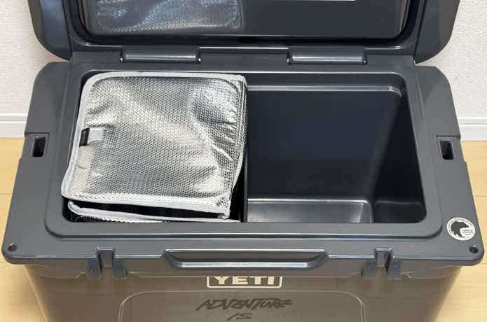 クーラーボックスの片側に入れたサーマルバリアボード