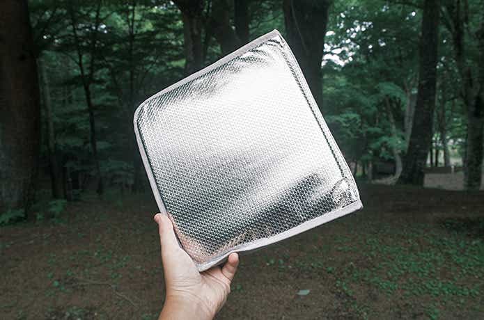 手に持ったサーマルバリアボード