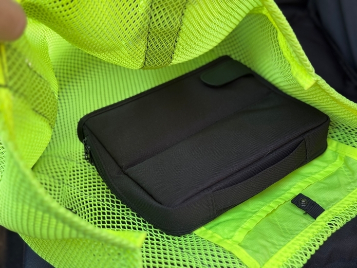 バッグの中にハコビズを入れた状態