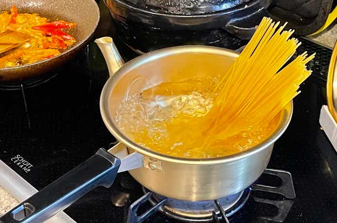 やかん鍋でパスタを茹でている様子