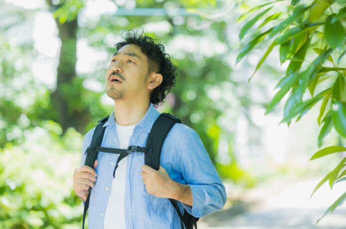 背中が暑い男性