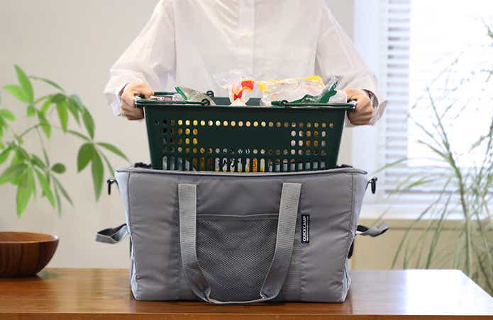 買い物かごをマイバスケットクーラーに入れる人