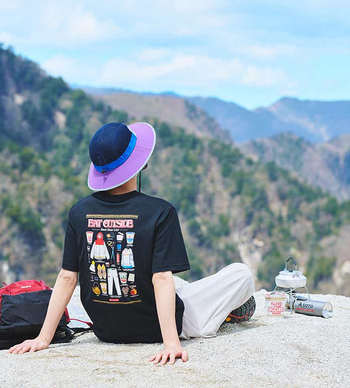 ベイシントゥーガーデンショートスリーブTシャツを着た男性