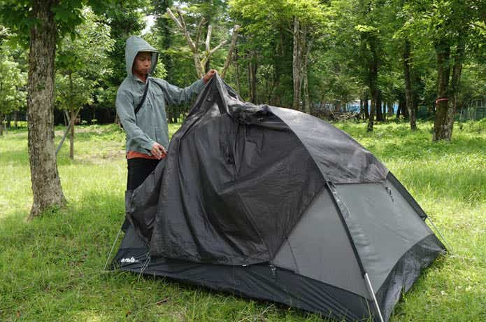 arataのテントを設営するたかにぃ