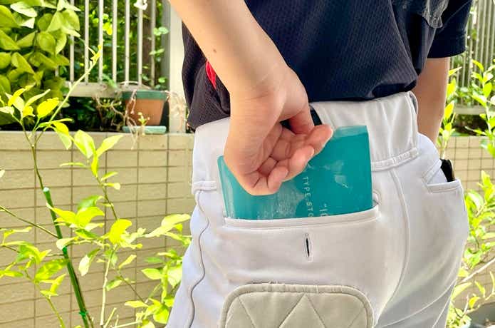 ラコレのアイスパックをポケットに入れる野球少年