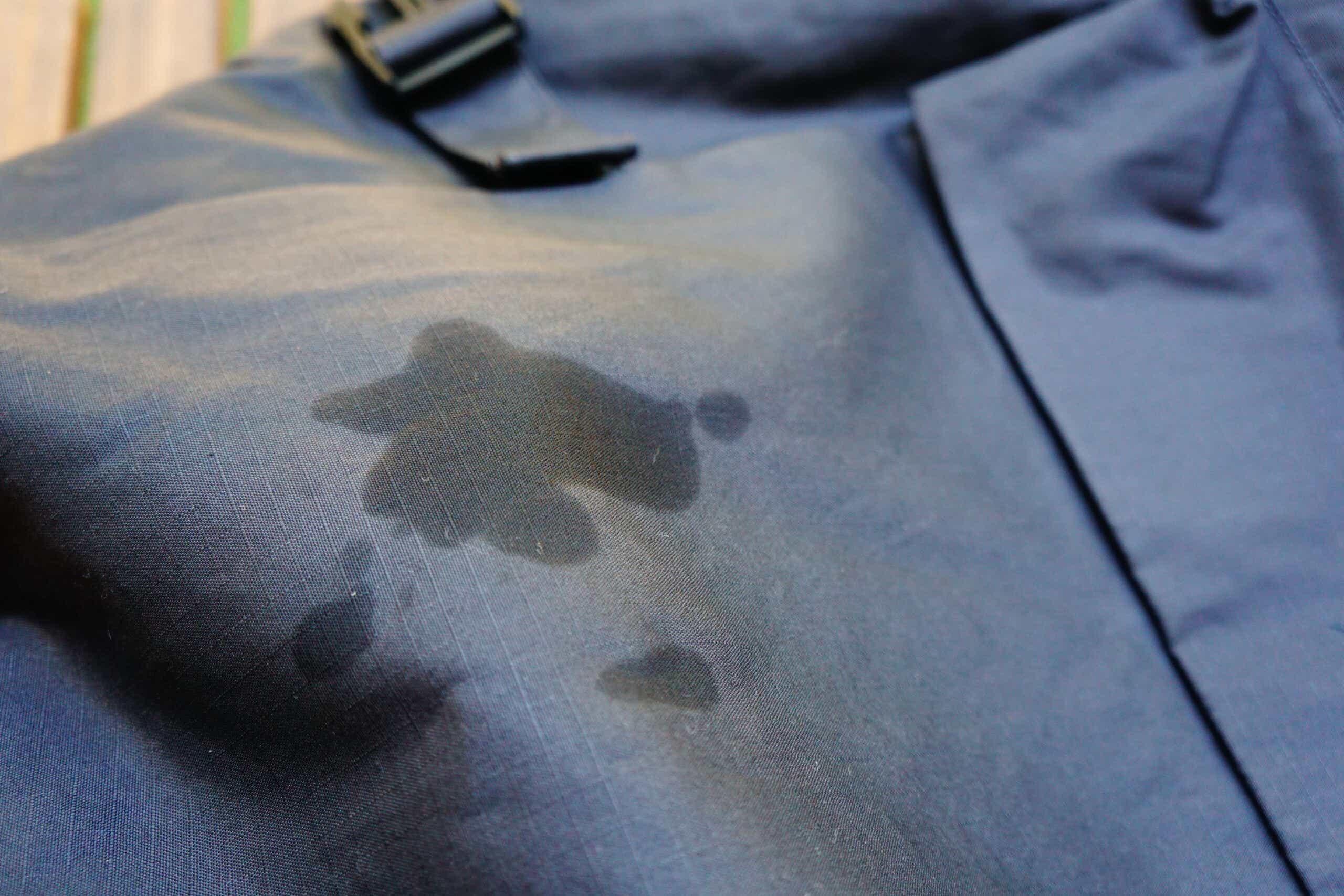 無印良品アウトドアエプロンを水で濡らしたところ