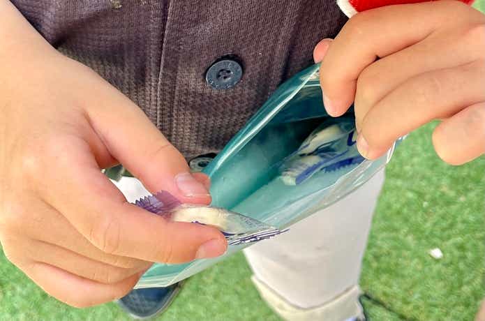 ラコレのアイスパックに塩分チャージを入れている様子