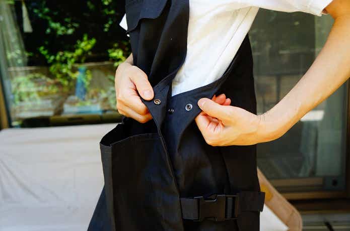 無印良品アウトドアエプロン女性が来ている様子、ボタン部分