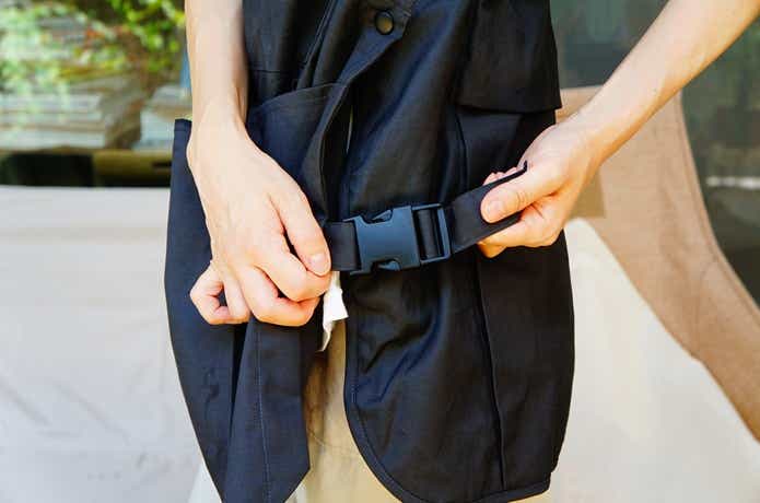 無印良品アウトドアエプロンサイズ調整の様子