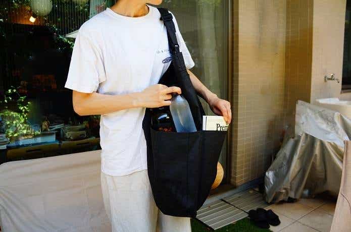 無印良品アウトドアエプロン着画女性をトートバッグ風に使う女性