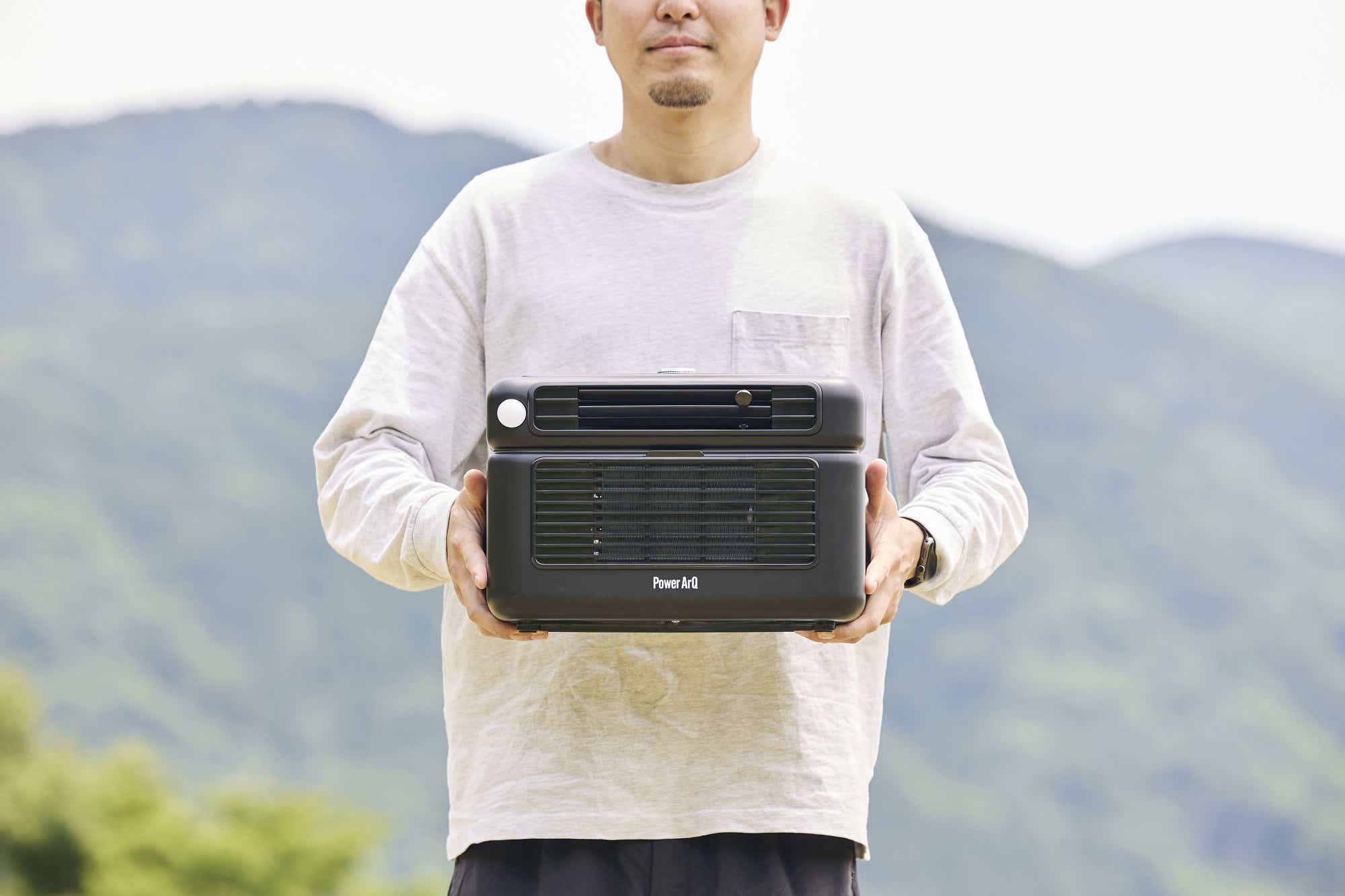 パワーアークの「ポイントクーラー」を持つ男性