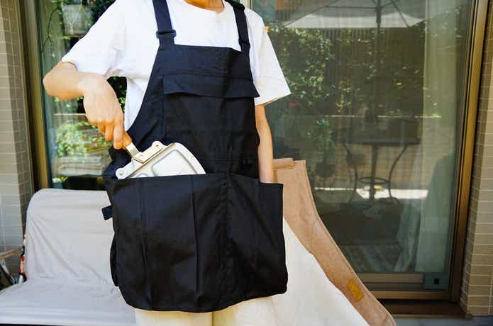 無印良品アウトドアエプロンにホットサンドメーカーを入れた様子
