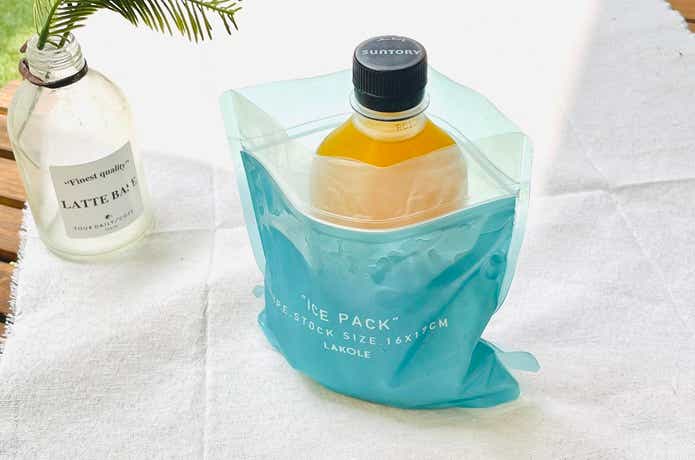 ラコレのアイスパックをドリンクホルダー代わりにする様子