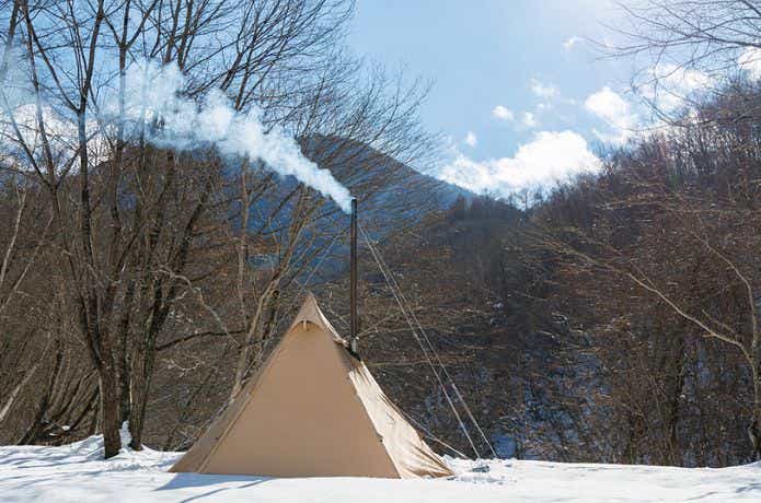 冬に薪ストーブをテントで使う