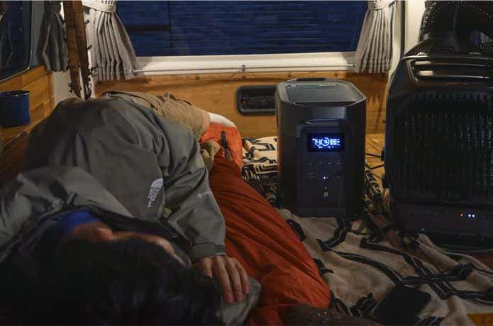 車内でポータブル電源を使う