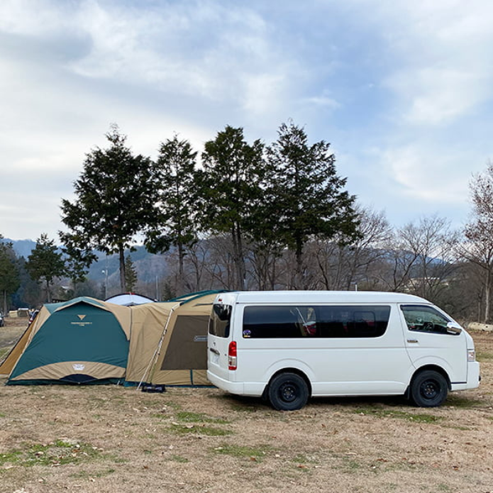愛犬連れで訪れたい広大なキャンプ場。贅沢に過ごしたい場合は露天風呂付き個室の利用もおすすめ