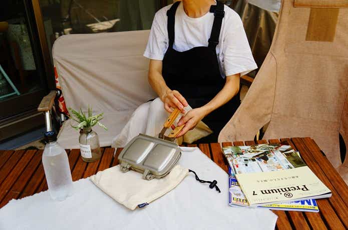 無印良品アウトドアエプロン着画女性、べランピングシーン