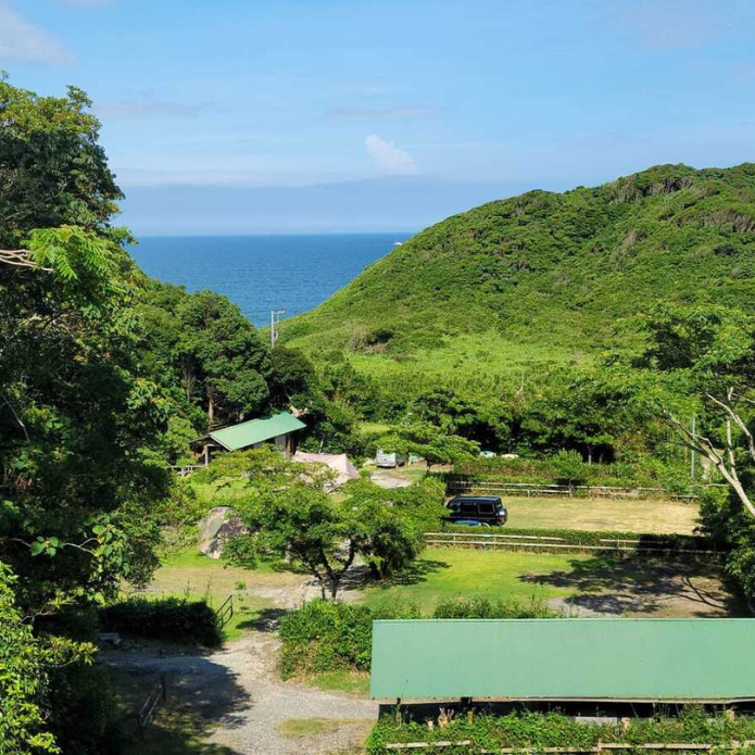 海も山も楽しめる自然豊かなキャンプ場。個性的なお風呂も魅力