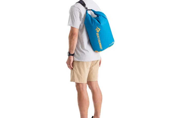 ドライバッグを背負っている男性
