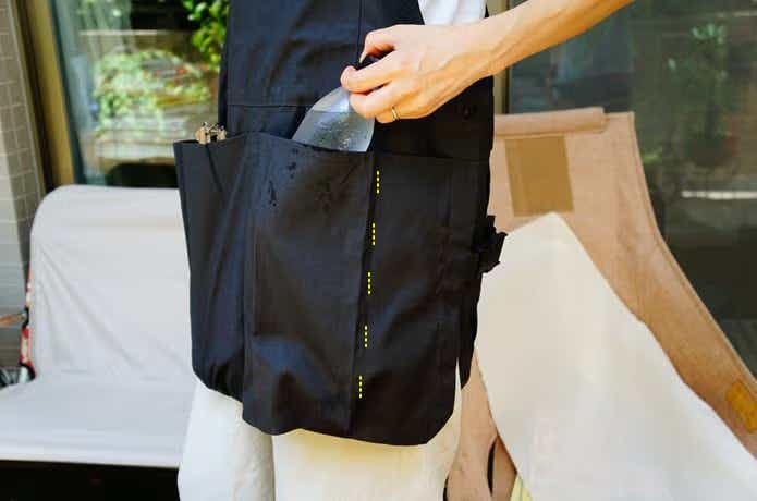 無印良品アウトドアエプロンにペットボトル