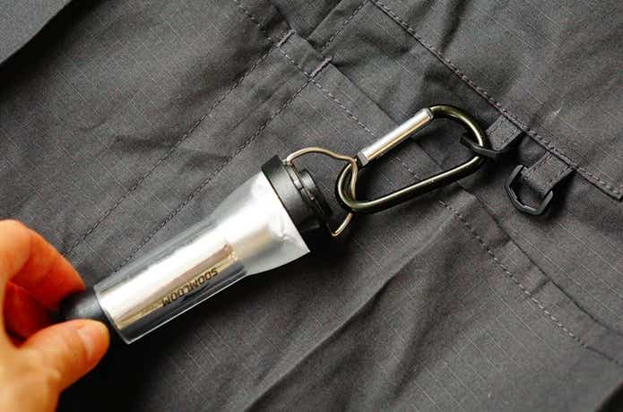 無印良品アウトドアエプロンのリングにミニライトをぶら下げている様子