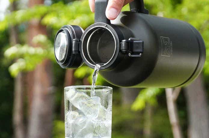 アイスコンテナ（ジャグ）で水を注ぐ様子