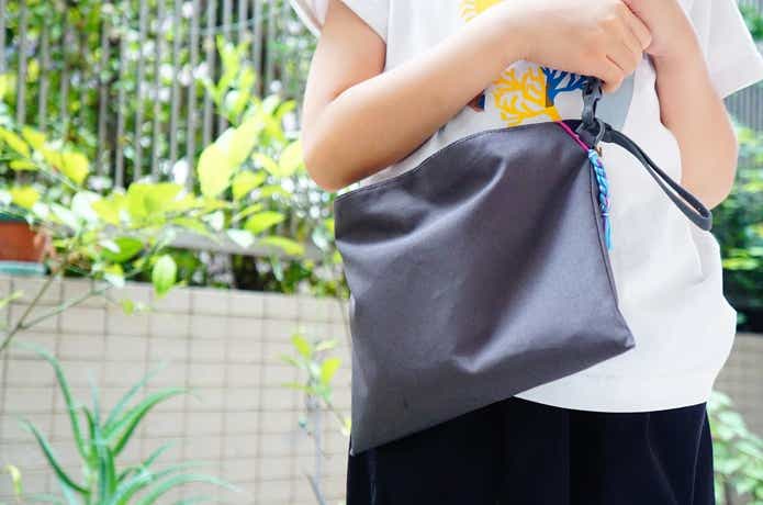 サコッシュを身につけた子供