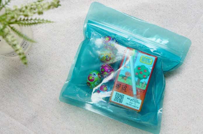 子ども用ジュースとおやつを入れた、ラコレのアイスパック