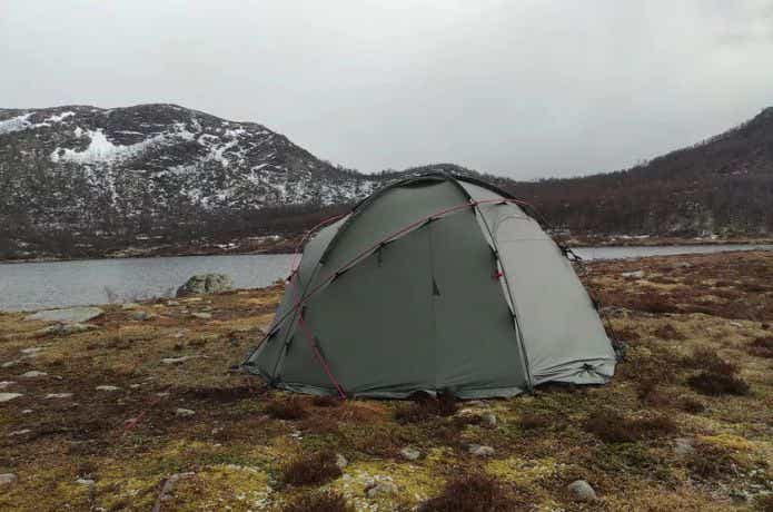 湖の前でキャンプ