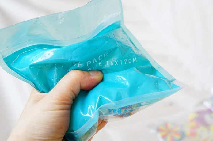 保冷材が溶けたラコレのアイスパックを握る手