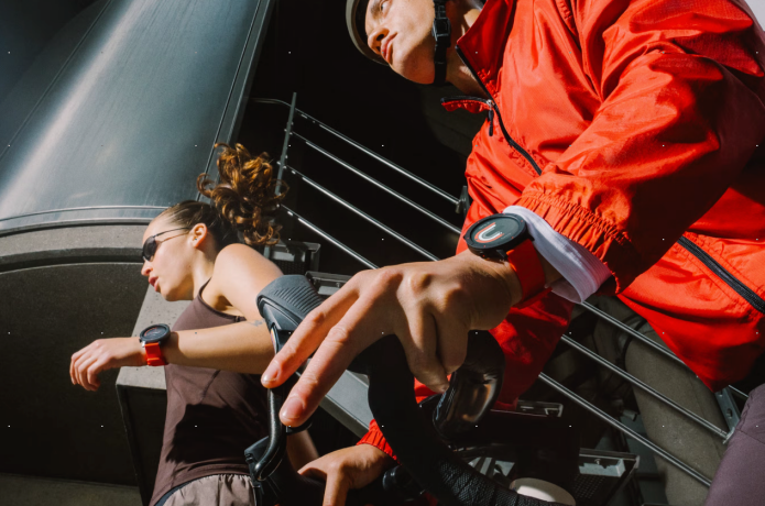 CMF Watch 3 Proをつけてサイクリングする人とランニングする人