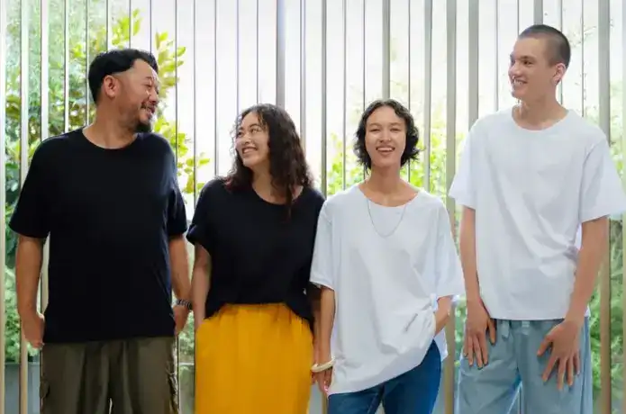 ファミマのアウターTシャツのXXLサイズを着る男女