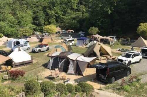 岩盤浴やプール付きの温泉施設が併設。ファミリー専用キャンプ場