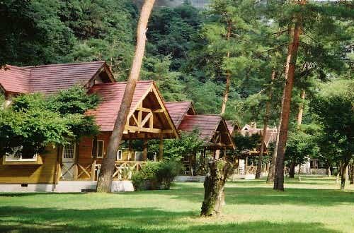 美人の湯で評判の「きなりの湯」まで徒歩10分。ダム下のフリーサイトが人気