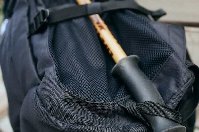 トレッキングポールを備え付けた登山リュック