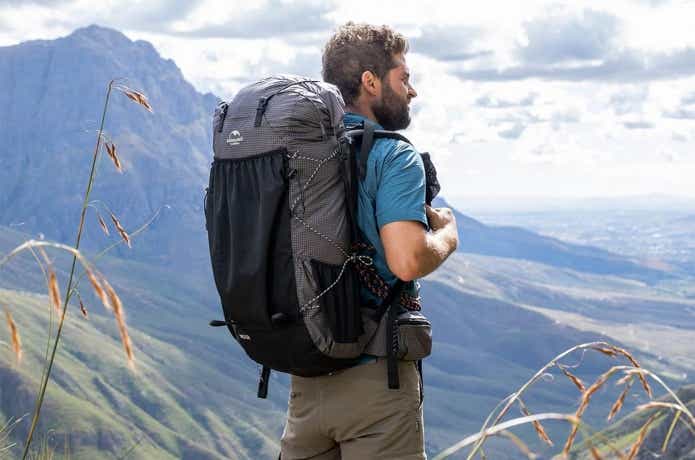 登山リュックを背負う男性