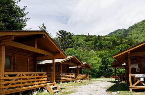 緑に囲まれた露天風呂で癒される。ファミリーにおすすめの貸切風呂もあり