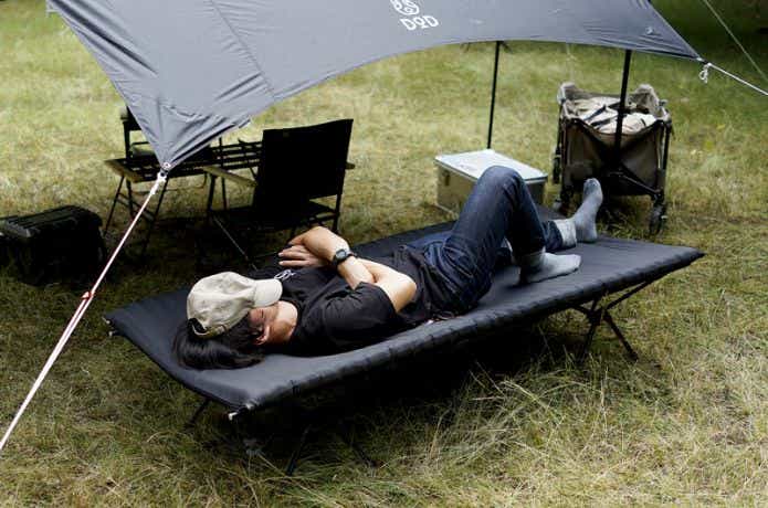 コットで横になる男性