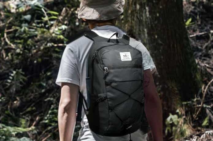 登山リュックを背負う男性