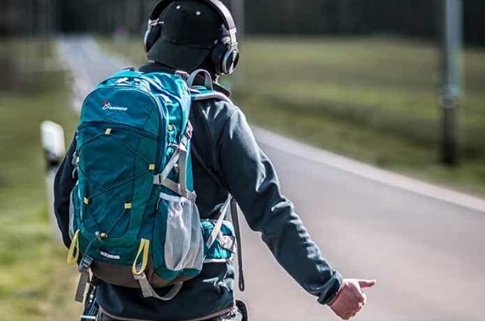 登山リュックを背負う男性