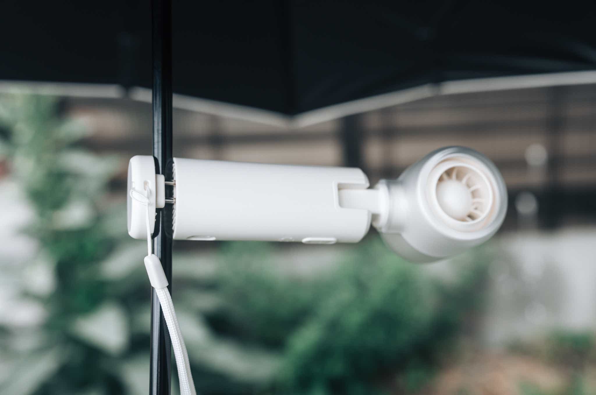 3COINS_アンブレラファン_傘に装着したところ