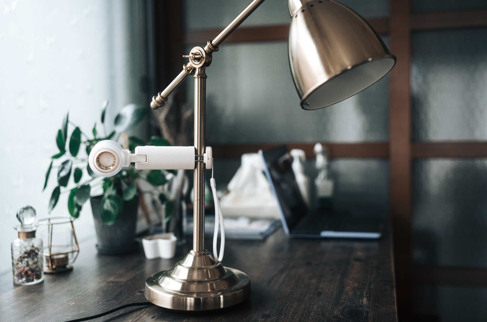 3COINS_アンブレラファン_デスクのライトに