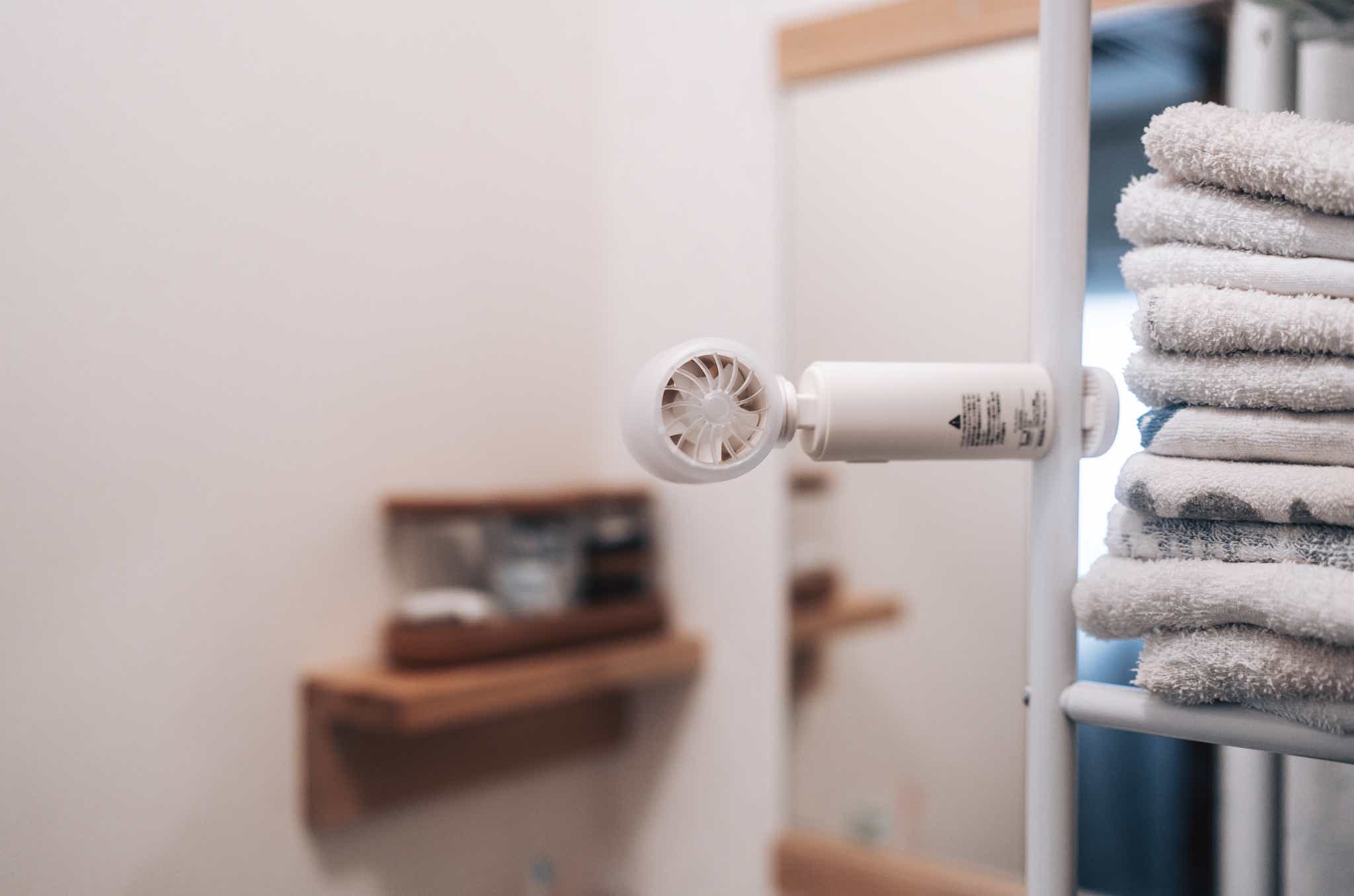 3COINS_アンブレラファン_洗面所で