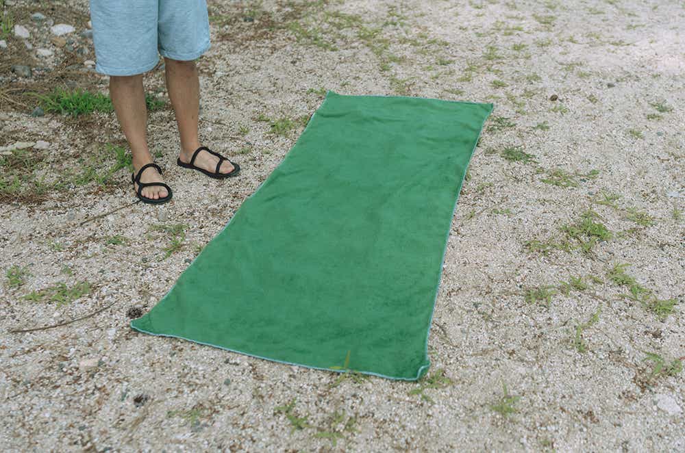 マグネットバスタオル_砂浜の上に