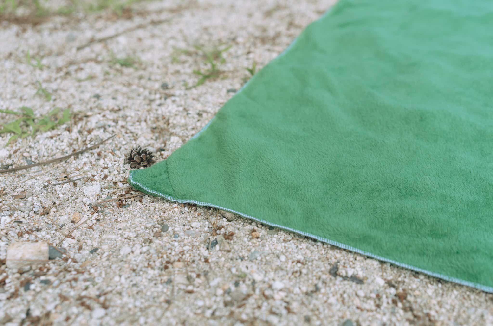 マグネットバスタオル_砂浜に置いているところ