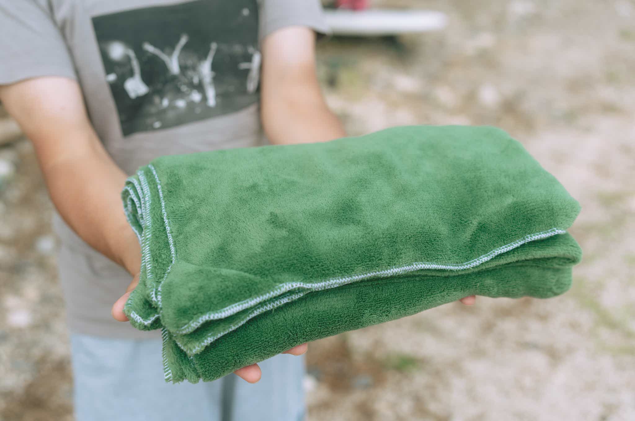 マグネットバスタオル_畳み手持ち