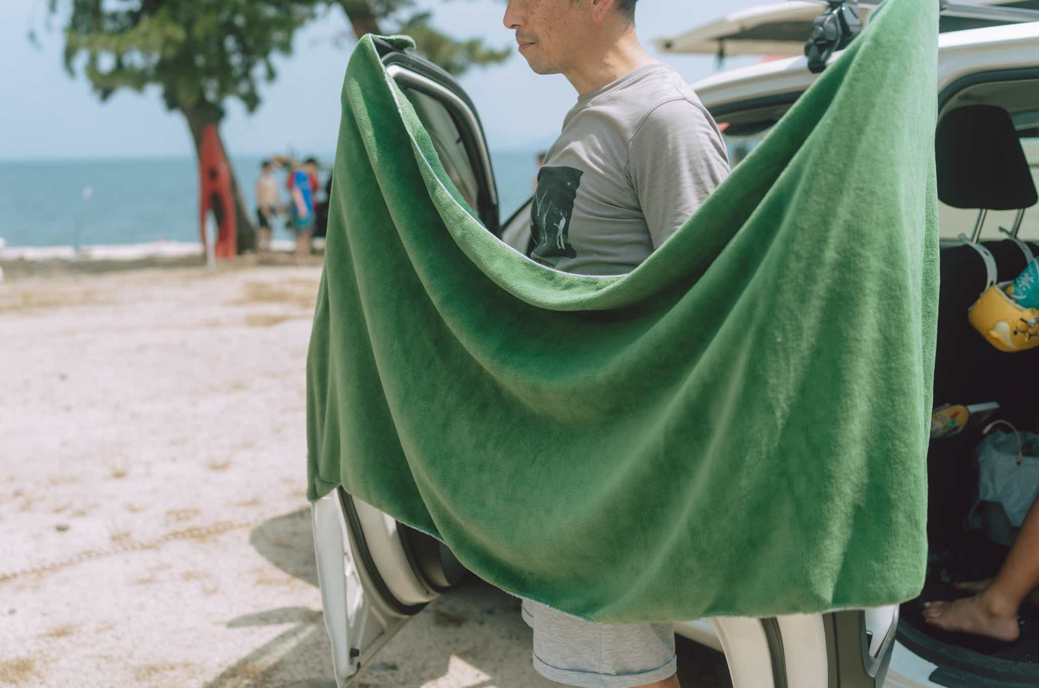 マグネットバスタオル_車のドアにつけて簡易更衣室