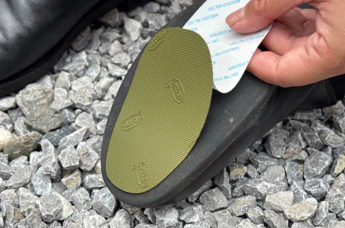 靴にパレットソールを貼っているところ